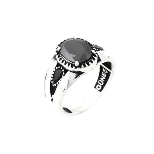 خاتم رجالي فضة مأكسد عيار 925 بحجر اونكس اسود بيضاوي مع حجر تقطيع كمثري الشكل بالجانبين