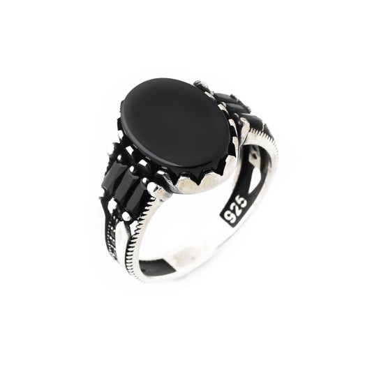 خاتم رجالي فضة مأكسد عيار 925 بحجر اونكس اسود بيضاوي مع احجار اونكس باجيت الشكل ومفرغ بالجانبين